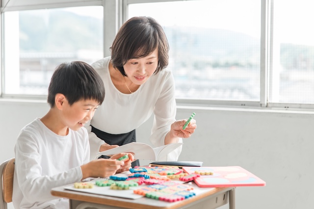 勉強を教える場面